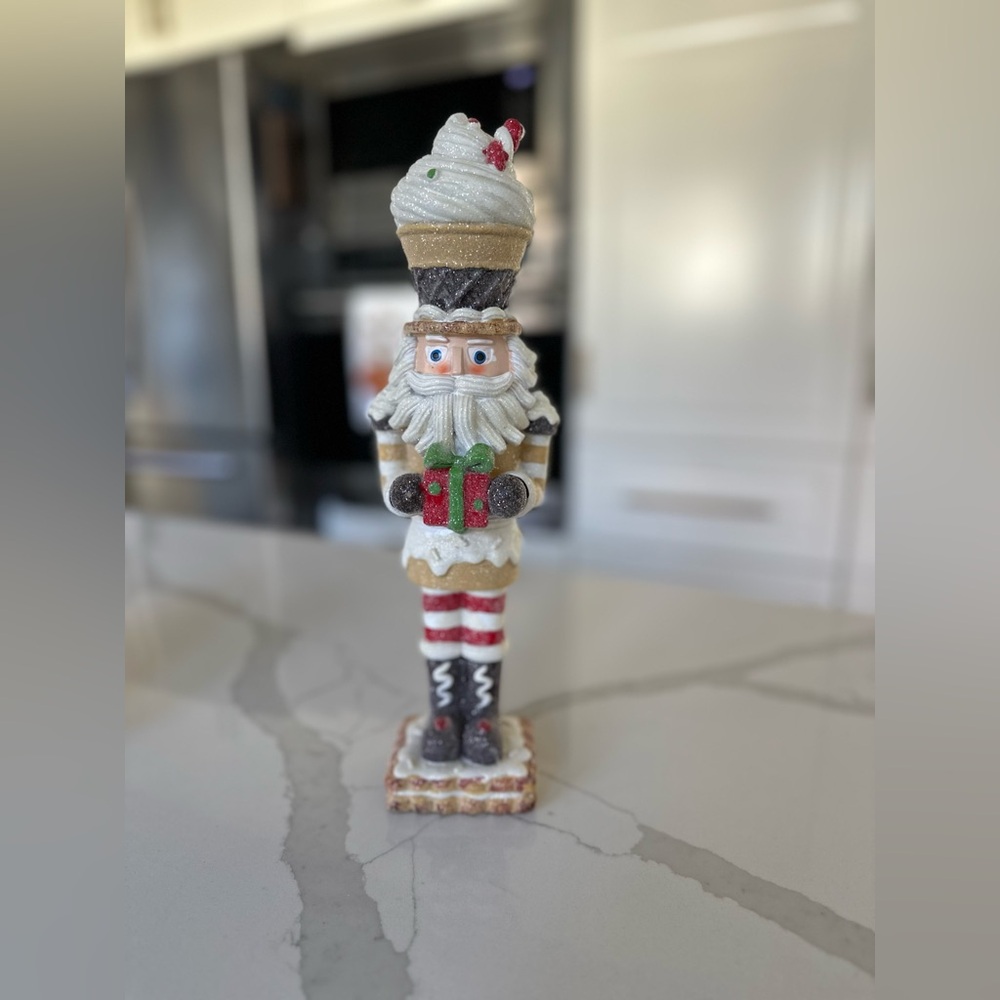 Nutcracker Cupcake Poly